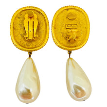 Load image into Gallery viewer, Vintage ANN TAYLOR gold black glass drop pearls clip on designer earrings