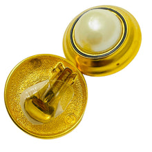 Load image into Gallery viewer, Vintage ALFRED SUNG signed gold pearl designer clip on earrings
