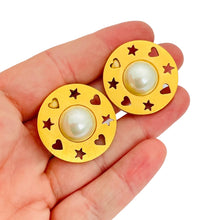 Load image into Gallery viewer, Vintage CAROLEE matte gold pearl designer runway clip on earrings

