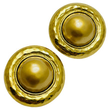 Load image into Gallery viewer, Vintage CAROLEE signef gold tone pearl designer runway clip on earrings
