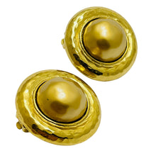 Load image into Gallery viewer, Vintage CAROLEE signef gold tone pearl designer runway clip on earrings
