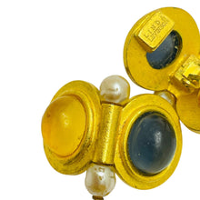 Load image into Gallery viewer, Vintage LINDA LEVINSON signed gold tone glass stones designer clip on earrings

