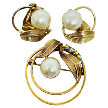 Load image into Gallery viewer, Vintage gold tone faux pearls rhinestones designer clip on earrings brooch set
