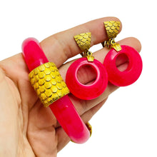 Load image into Gallery viewer, Vintage gold tone fuchsia pink resin bangle bracelet clip earrings set
