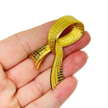 Load image into Gallery viewer, Vintage gold tone knot ribbon massive designer brooch
