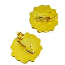 Load image into Gallery viewer, Vintage gold tone molded flower glass designer clip on earrings
