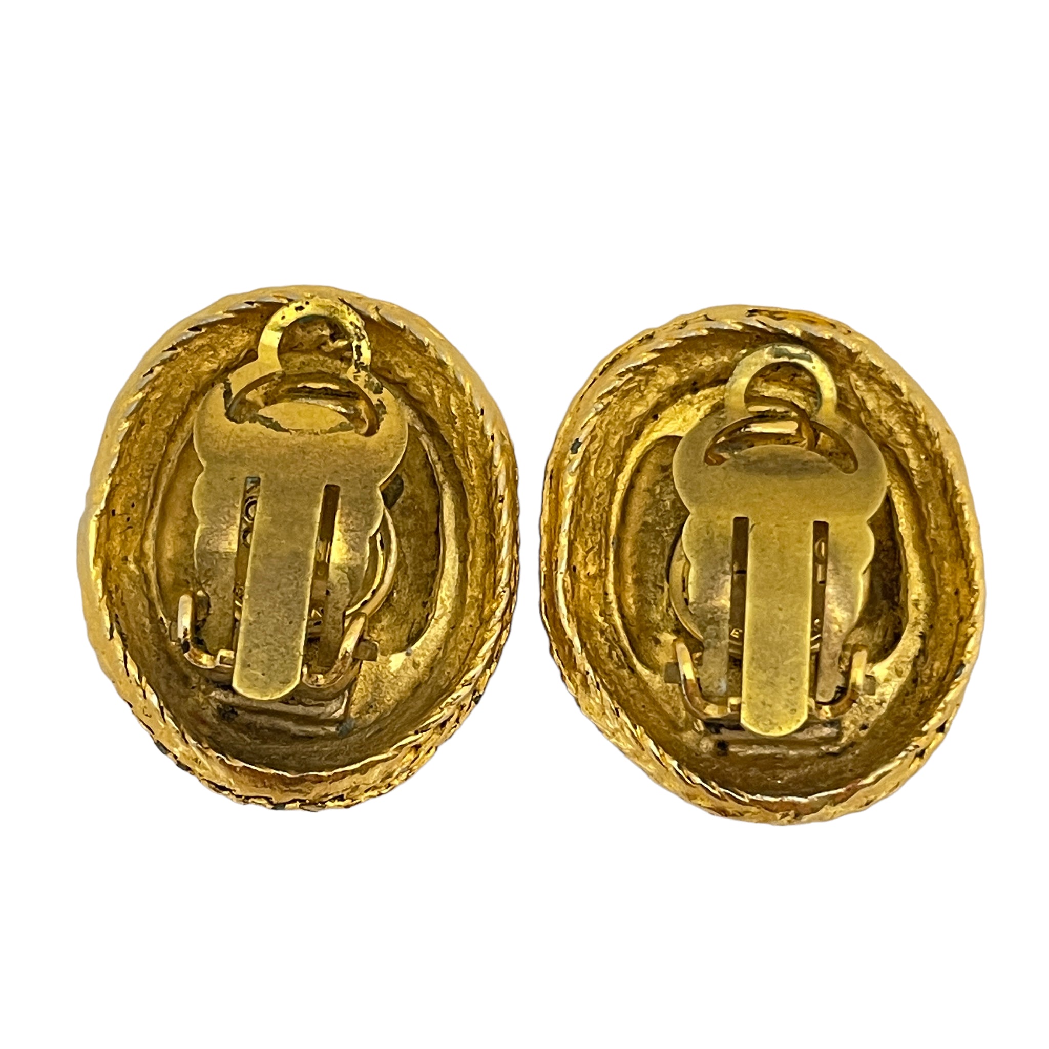 Vintage CHANEL CC logo signed gold designer runway clip on earrings –  Shopalexandersboutique