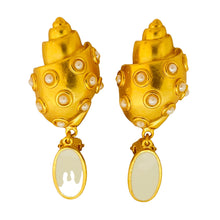 Load image into Gallery viewer, Vintage gold sea shell enamel pearl designer runway clip on earrings
