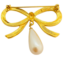 Load image into Gallery viewer, Vintage MONET bow gold dangle pearl designer runway brooch
