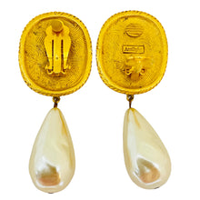 Load image into Gallery viewer, Vintage ANN TAYLOR gold black glass drop pearls clip on designer earrings
